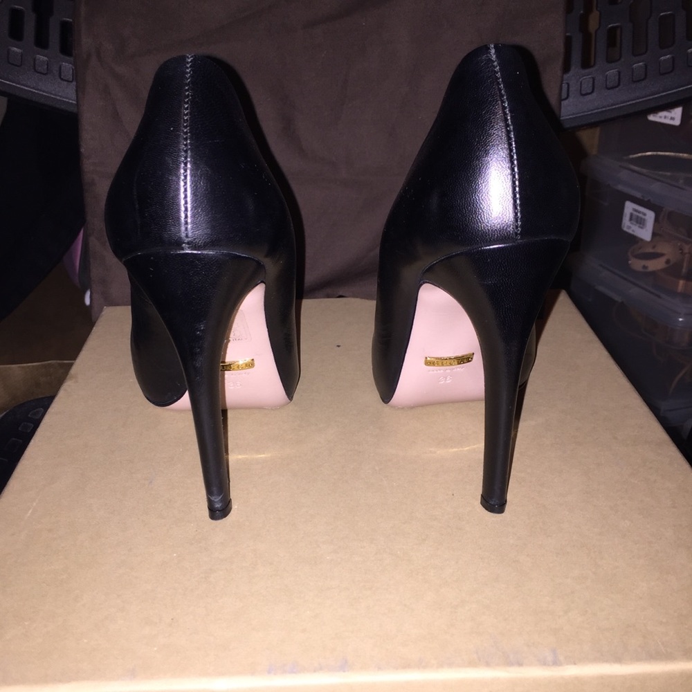 100% Authentic Used Gucci Shoes - Picture 2 of 5